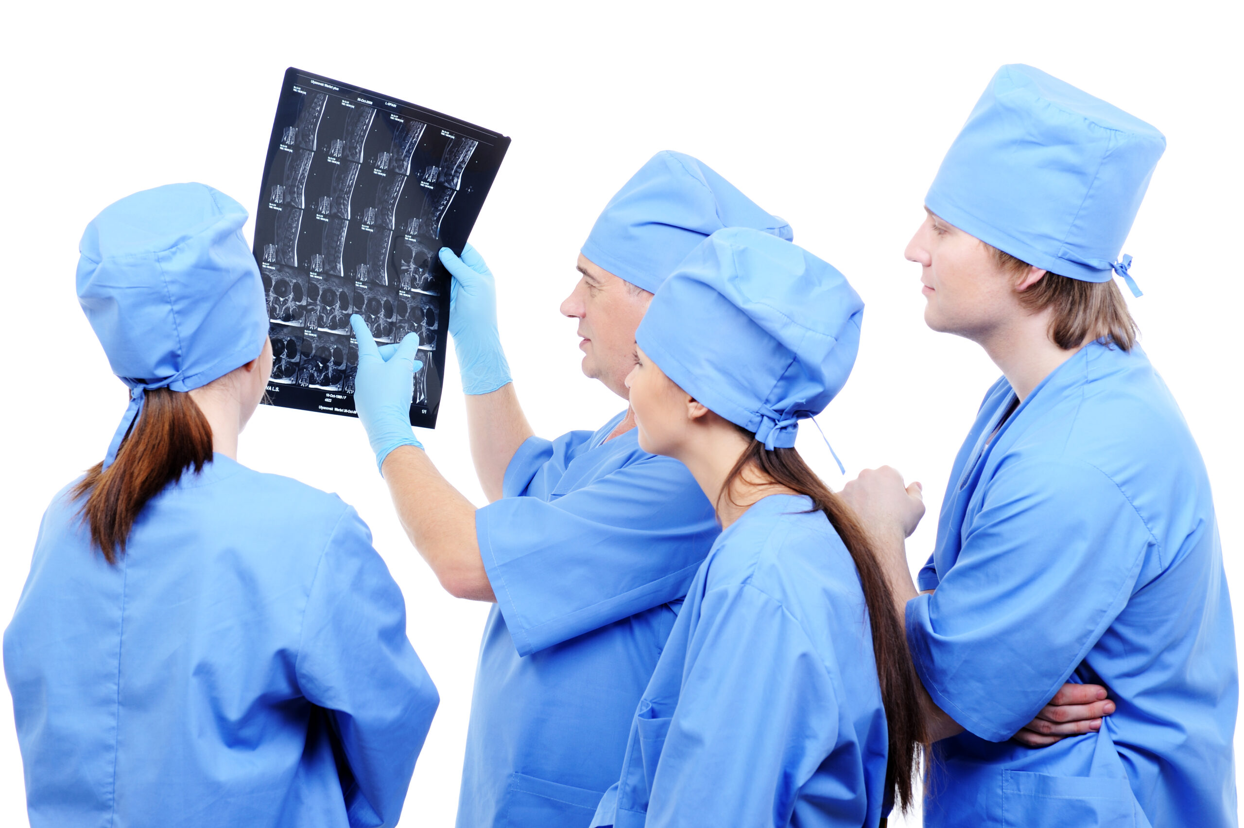 médicos decidindo se vão fazer cirurgia na coluna